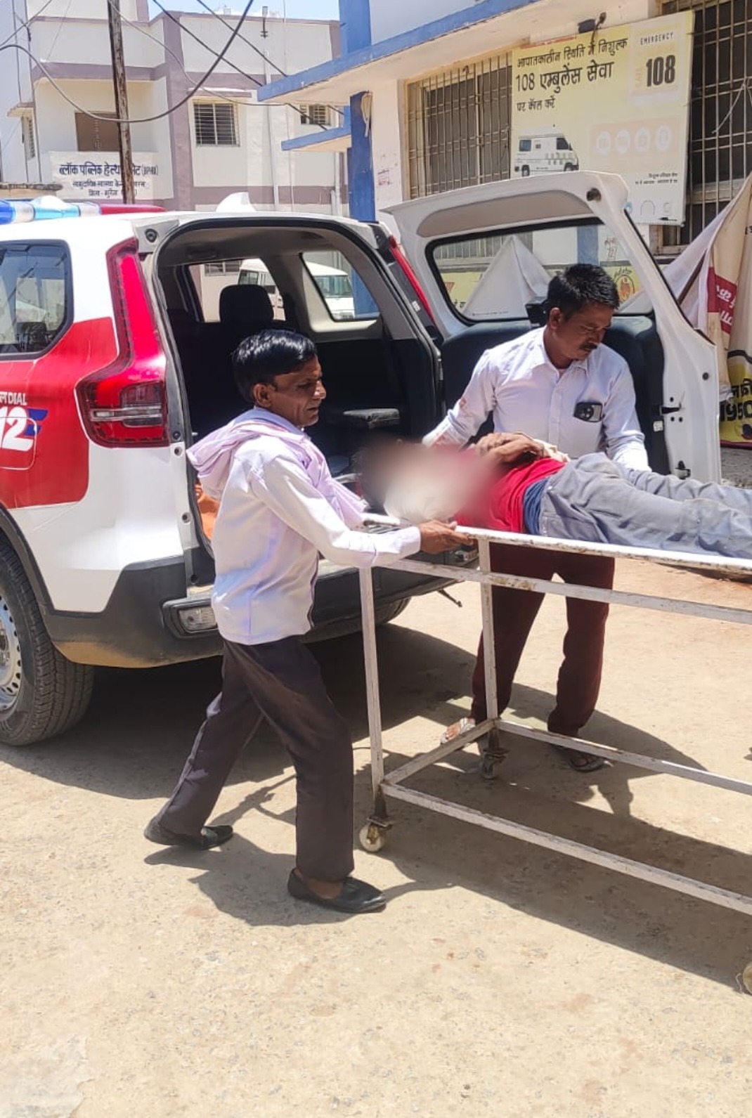 मुरैना  के थाना चिन्नोनी  क्षेत्र में मोटर साईकिल से गिरकर घायल हुए व्यक्ति को, डायल-112 जवानों ने पहुँचाया अस्पताल। 
